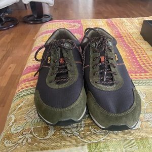 TEVA day hikers - worn only 3x- comfy and great color.